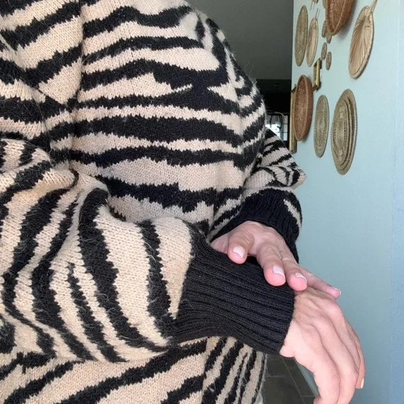 Sanctuary Animal-Print Sweater Size Medium - Picture 5 of 8